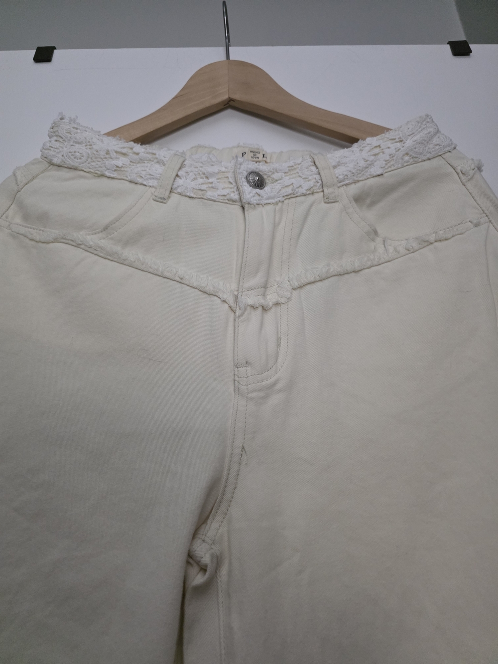 POL Cream High-Waist Jeans with Lace Trim. W- 15-- Inseam 27. Pol Size med
